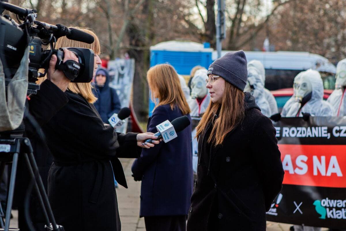 aktywistka udzielająca wywiadu dla mediów