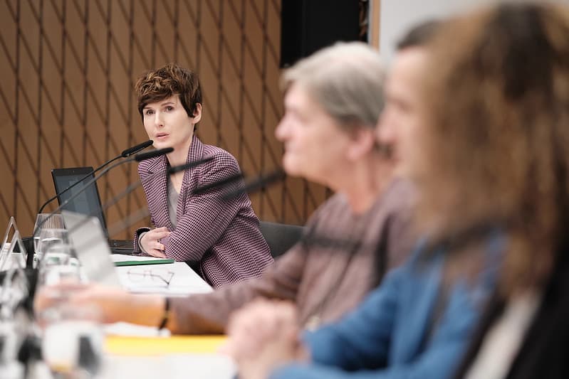 Aktywiści rozmawiają na panelu podczas konferencji.